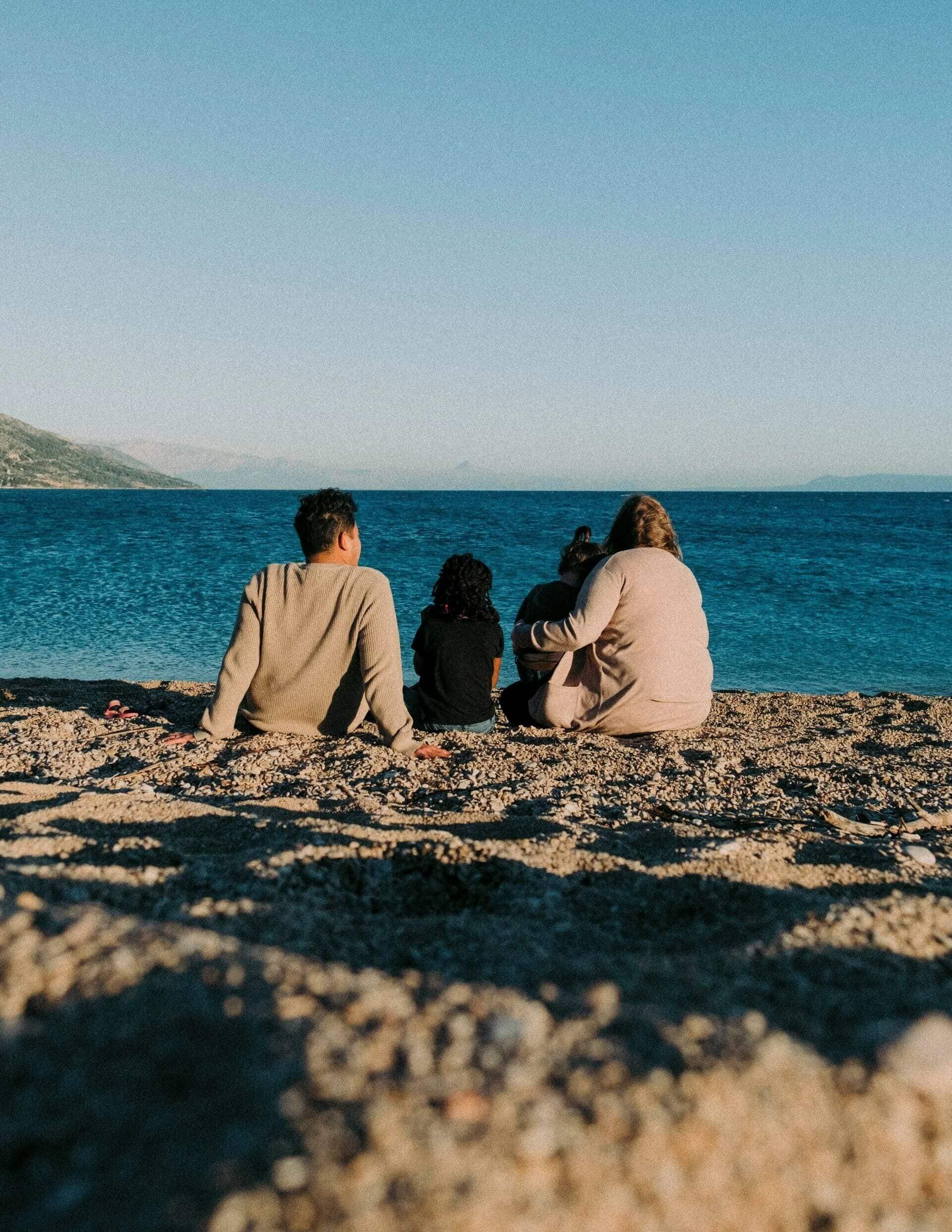 Família junta em frente ao mar